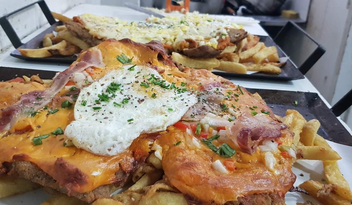 Milanesas de Jack Mila con queso, huevo y papas fritas