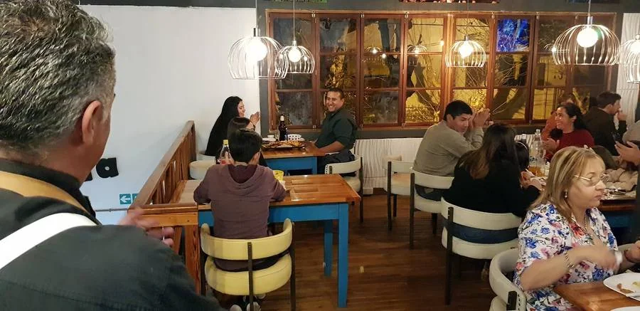 Mesas y encuentros en el bodegón