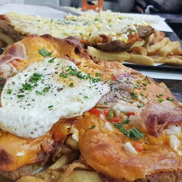 Milanesa con huevos y papas