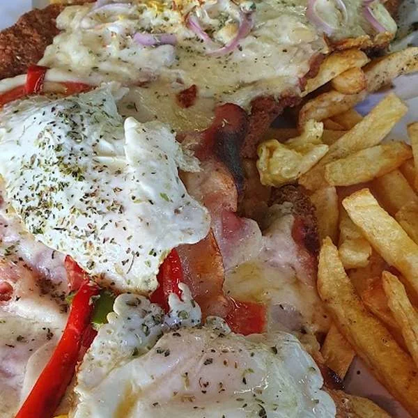 Milanesa con papas y huevo