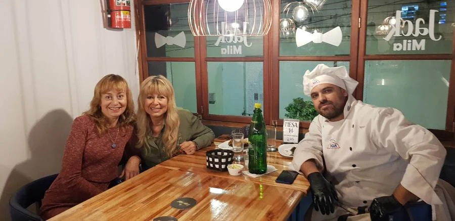 El chef de Jack Mila con una clienta