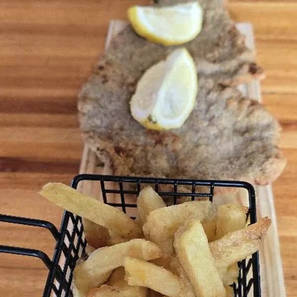 Milanesa con limón y papas fritas