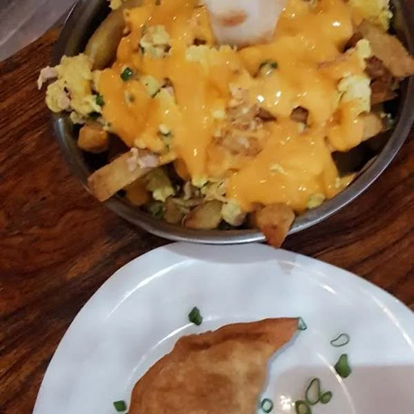 Papas con cheddar y un plato de Jack Mila