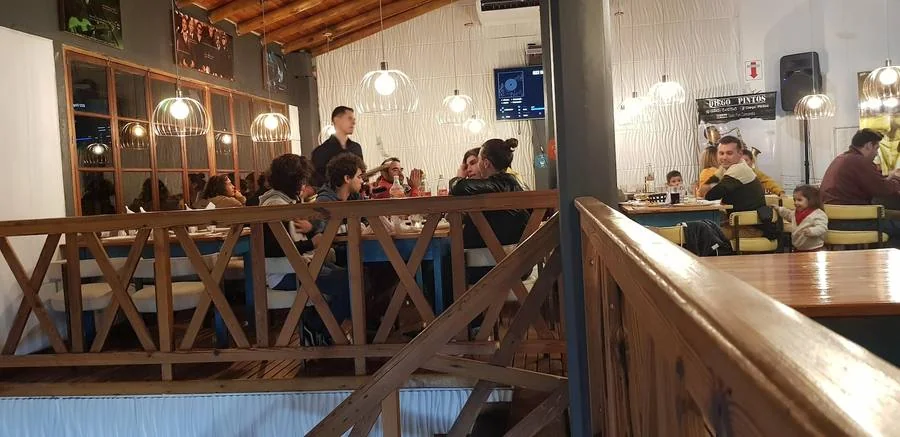El interior del restaurante de noche