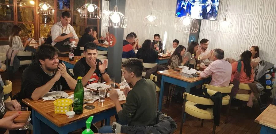 Familias y amigos en el salón