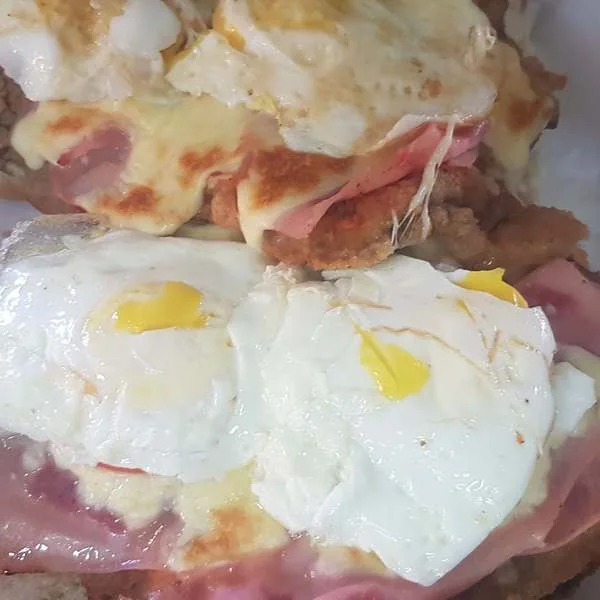 Milanesa con huevos fritos